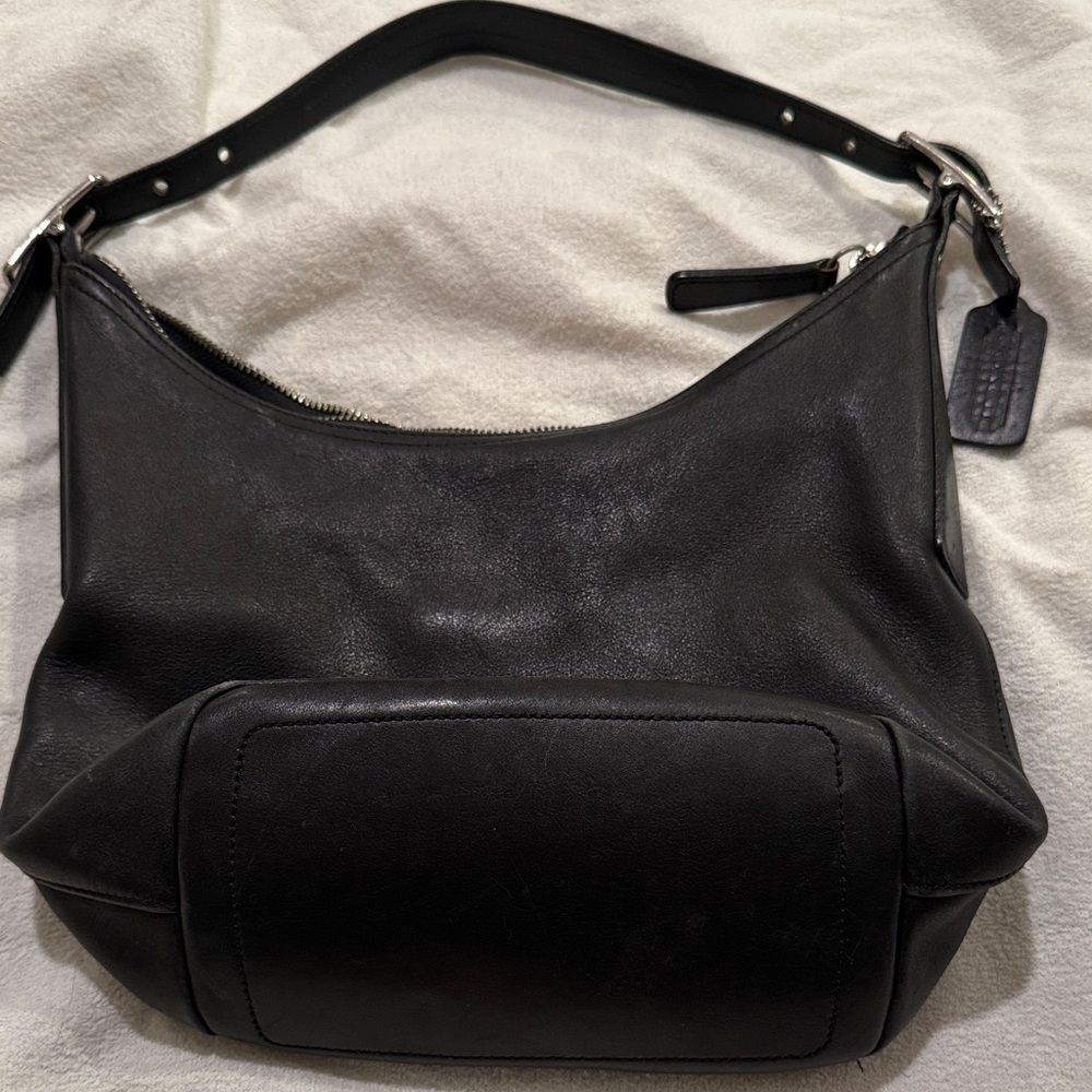 Coach Elegant Black Leather Shoulder Bag - Picture 2 of 8